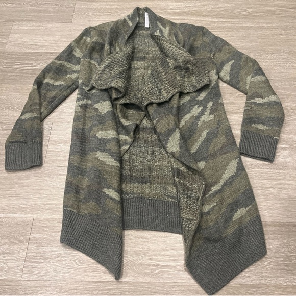 Aeropostale M Green Camo open front waterfall Cardigan Sweater - Picture 1 of 4